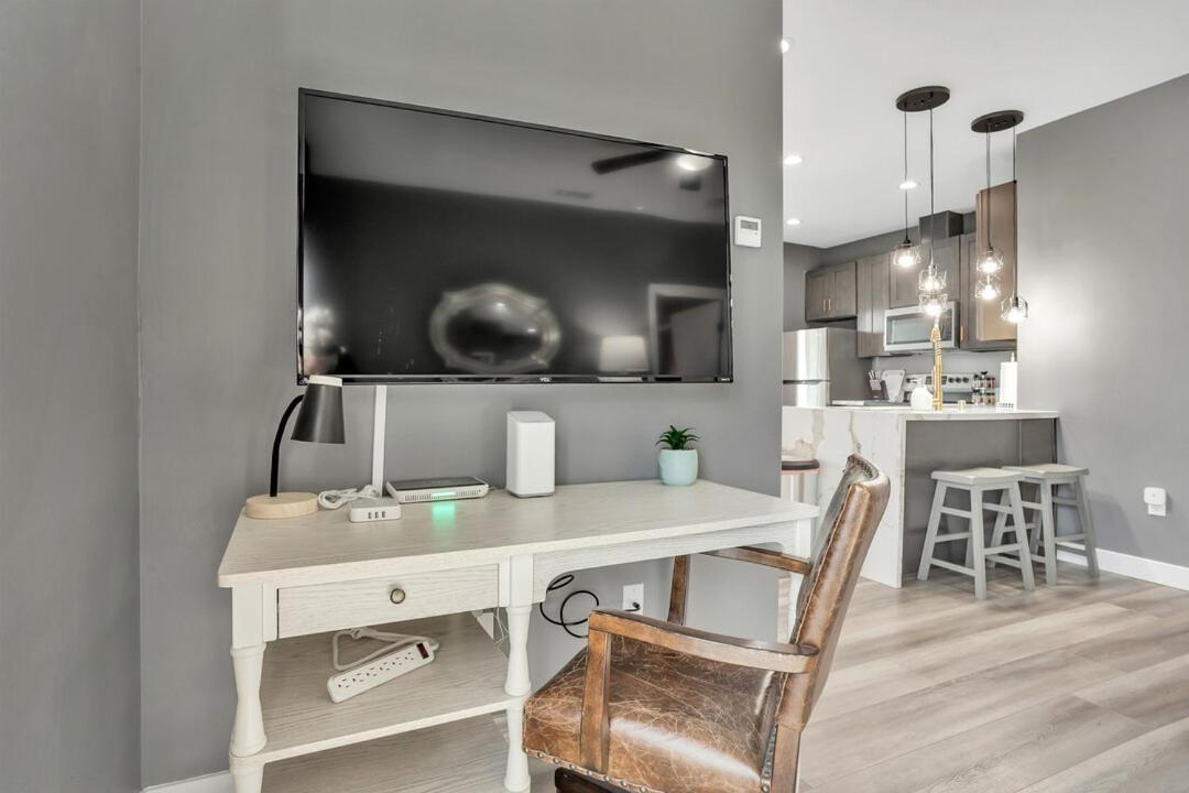 2-bedrooms-2-balconies-walk-2-everything-wd * San Diego