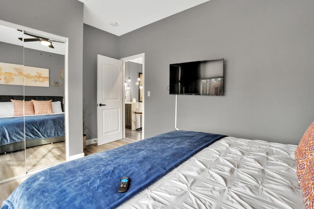 2-bedrooms-2-balconies-walk-2-everything-wd San Diego