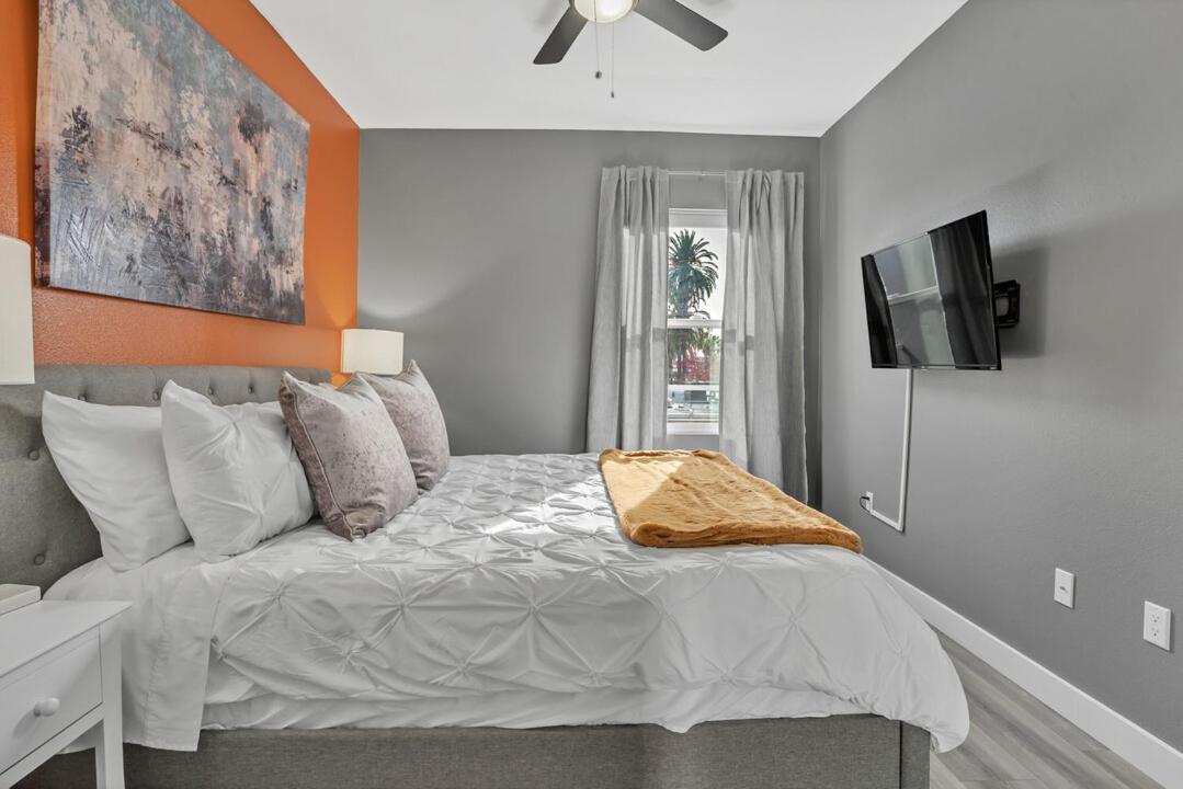 2-bedrooms-2-balconies-walk-2-everything-wd Apartment