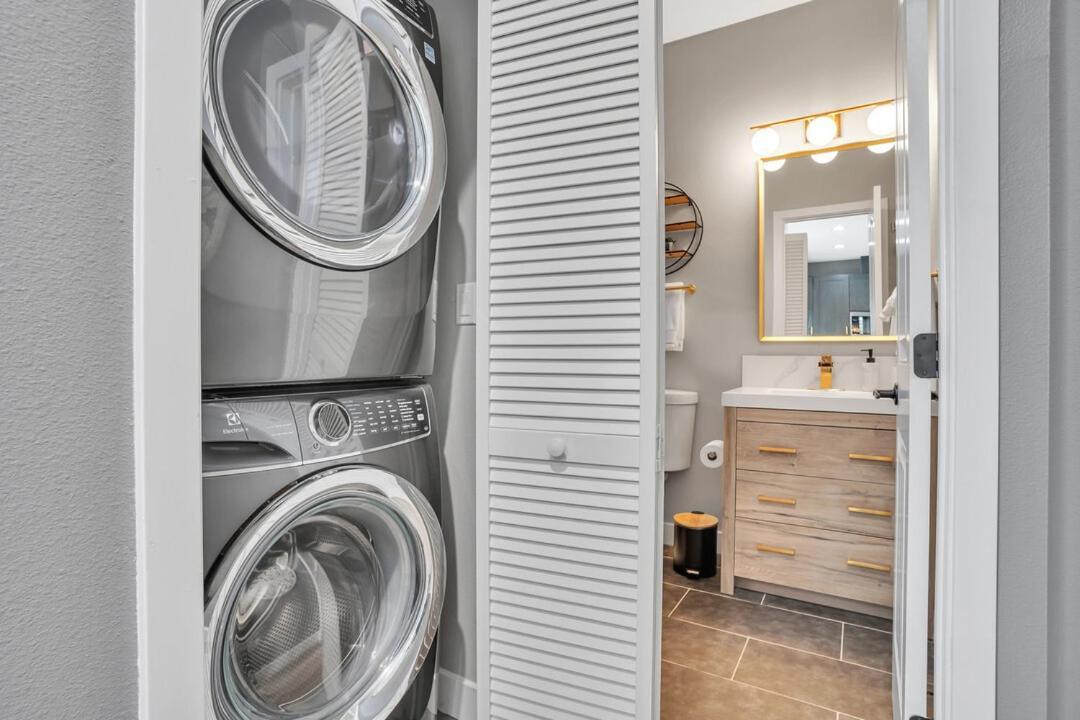 2-bedrooms-2-balconies-walk-2-everything-wd San Diego