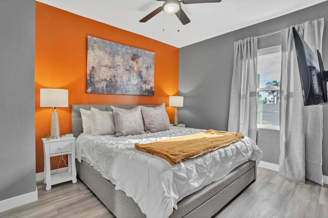 2-bedrooms-2-balconies-walk-2-everything-wd * San Diego