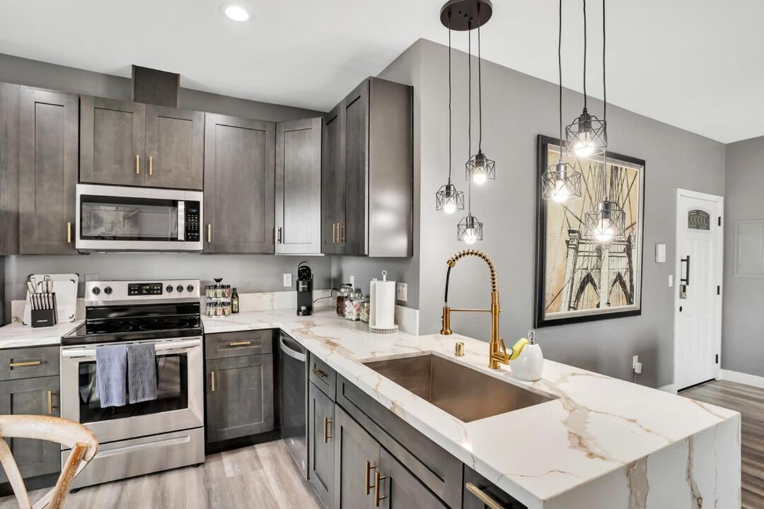 2-bedrooms-2-balconies-walk-2-everything-wd Apartment